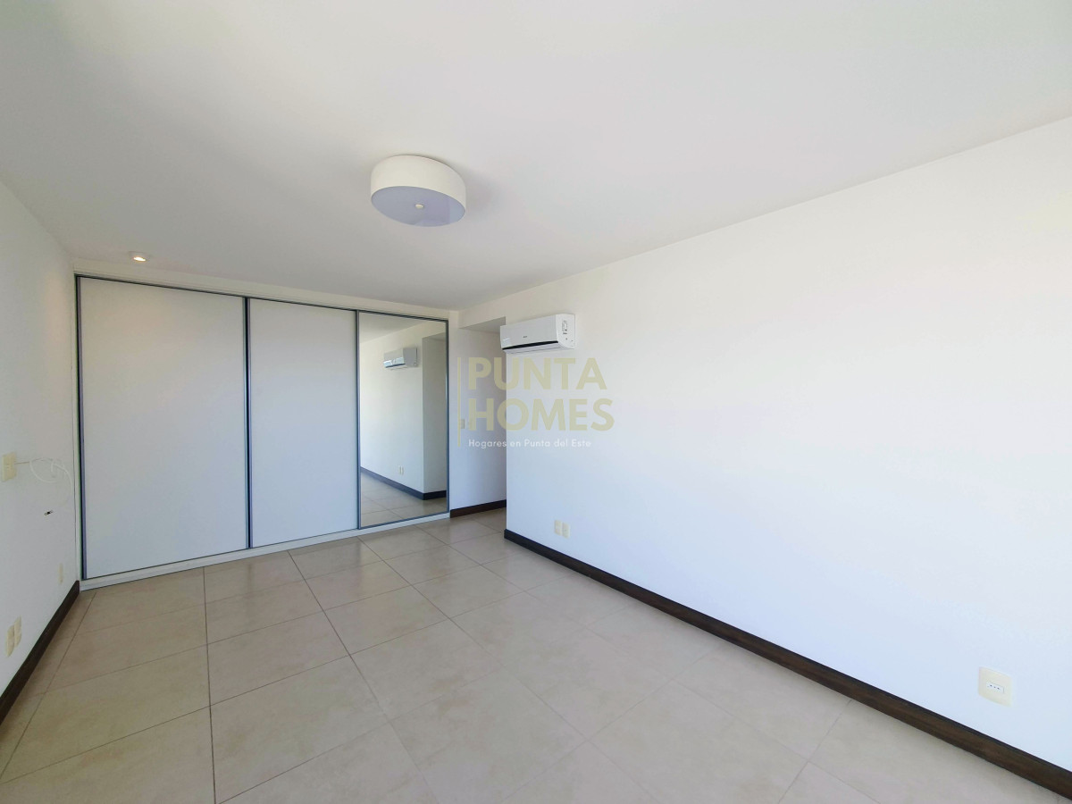 Apartamento ID.1626 - Venta de Penthouse Dúplex de 4 dormitorios en suite, frente al Mar en Punta del Este.