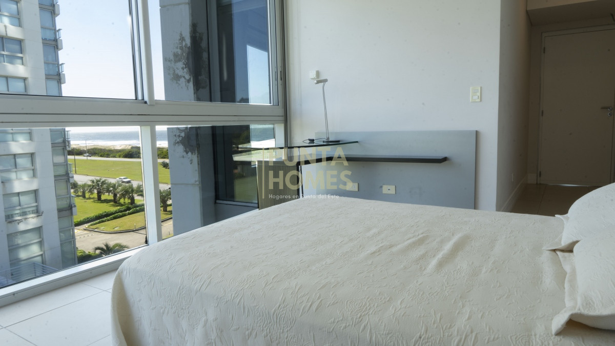 Apartamento ID.1847 - Venta de Apartamento de 4 dormitorios frente al mar en Punta del Este.
