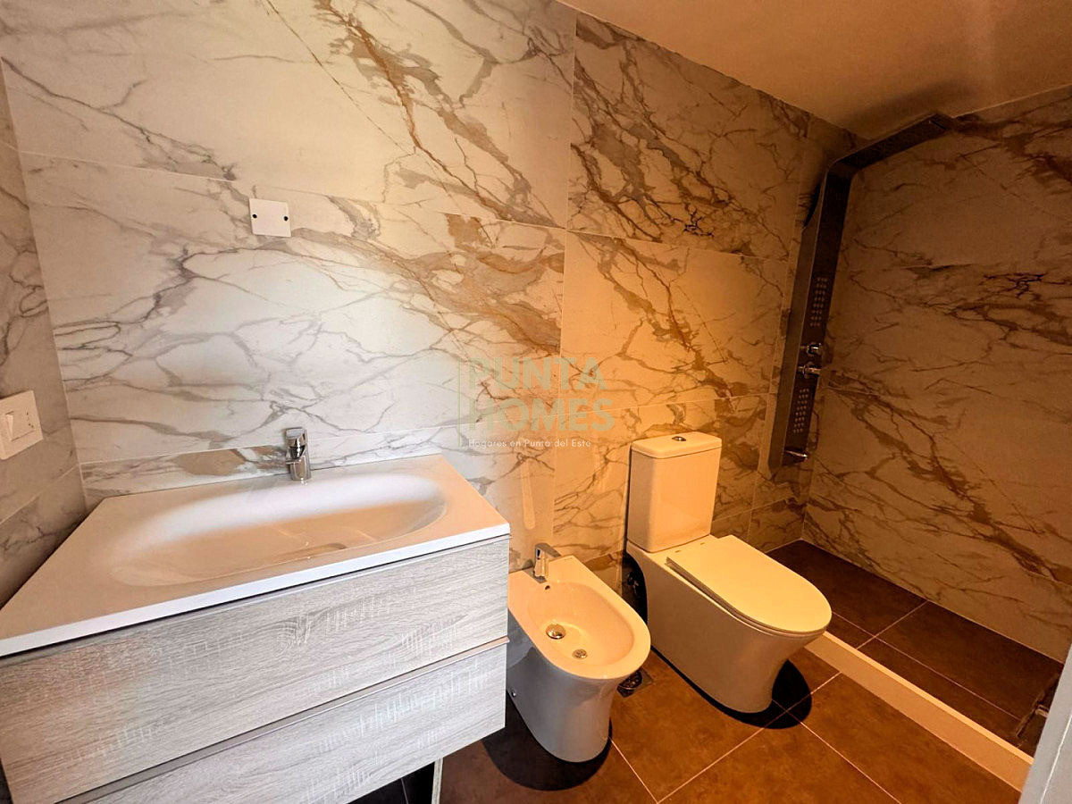 Apartamento ID.3935 - Venta de departamento de 2 dormitorios y 2 baños en REVENTA, Torres del Este, Punta del Este.