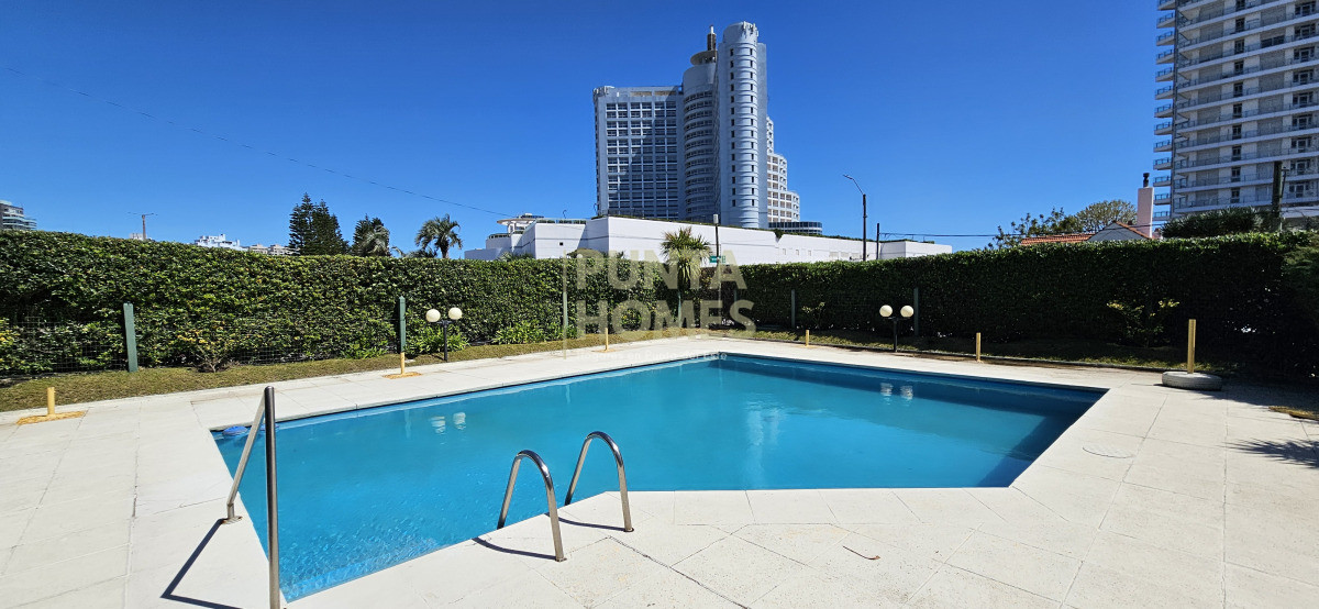 Apartamento ID.3911 - Venta amplio apartamento 3 dormitorios con vista a playa Mansa, Punta del Este.