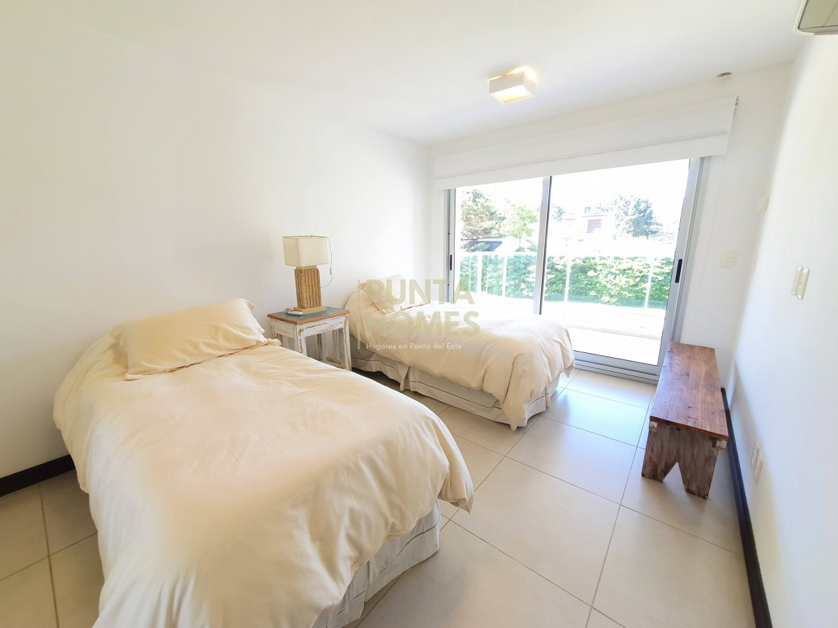 Apartamento ID.1488 - Venta de Apartamento Dúplex de 4 dormitorios en SUITE en Pinares, Playa Mansa, Punta del Este.