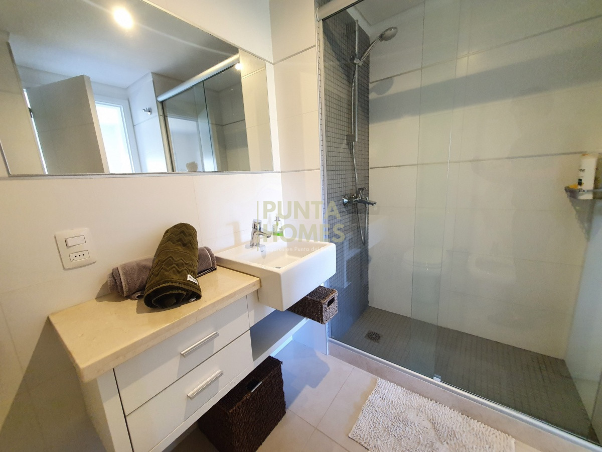 Apartamento ID.1488 - Venta de Apartamento Dúplex de 4 dormitorios en SUITE en Pinares, Playa Mansa, Punta del Este.