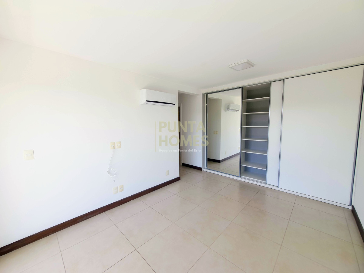 Apartamento ID.1626 - Venta de Penthouse Dúplex de 4 dormitorios en suite, frente al Mar en Punta del Este.