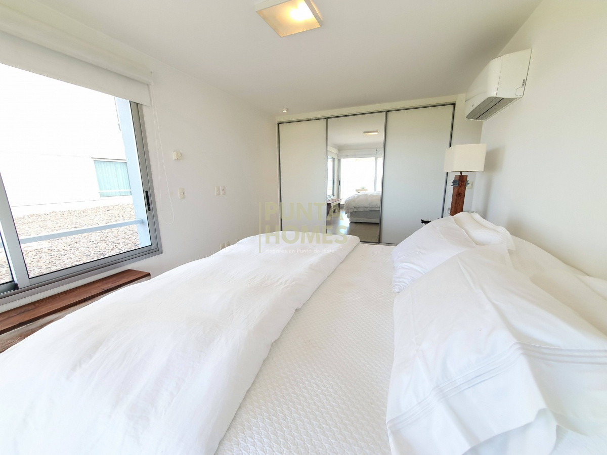 Apartamento ID.1488 - Venta de Apartamento Dúplex de 4 dormitorios en SUITE en Pinares, Playa Mansa, Punta del Este.