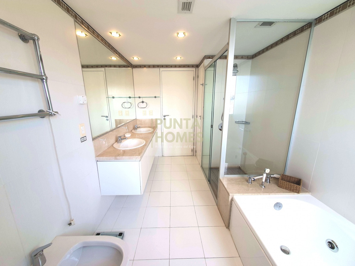 Apartamento ID.1847 - Venta de Apartamento de 4 dormitorios frente al mar en Punta del Este.