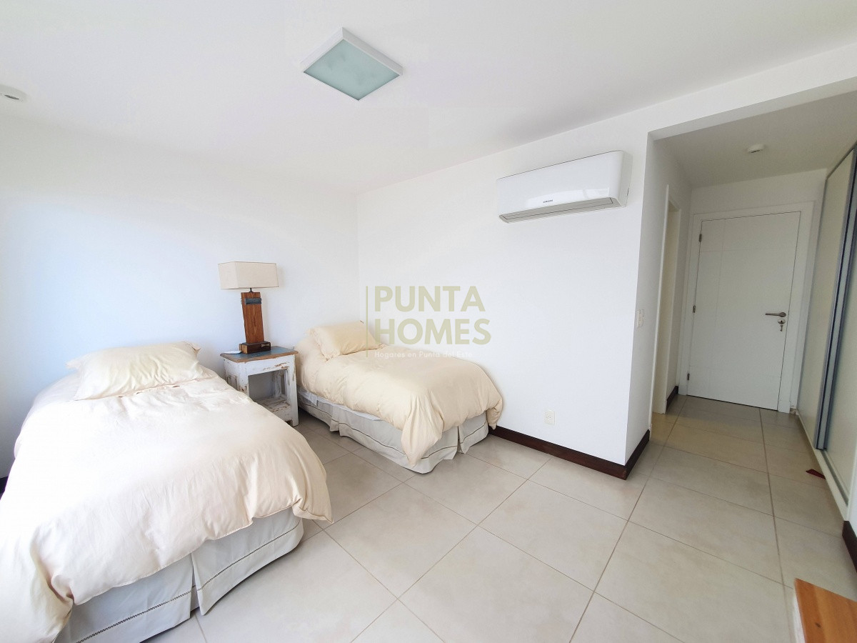 Apartamento ID.1488 - Venta de Apartamento Dúplex de 4 dormitorios en SUITE en Pinares, Playa Mansa, Punta del Este.