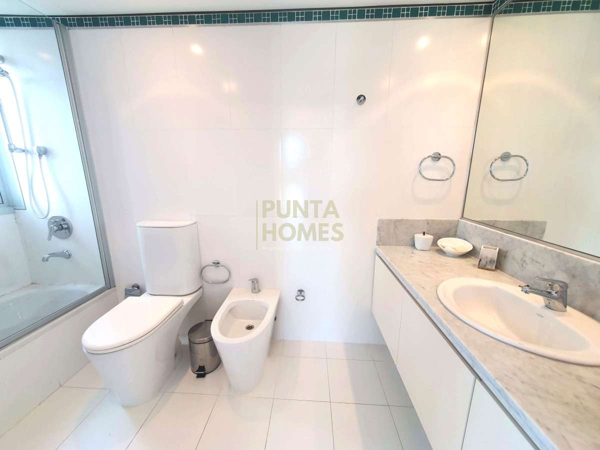 Apartamento ID.1847 - Venta de Apartamento de 4 dormitorios frente al mar en Punta del Este.