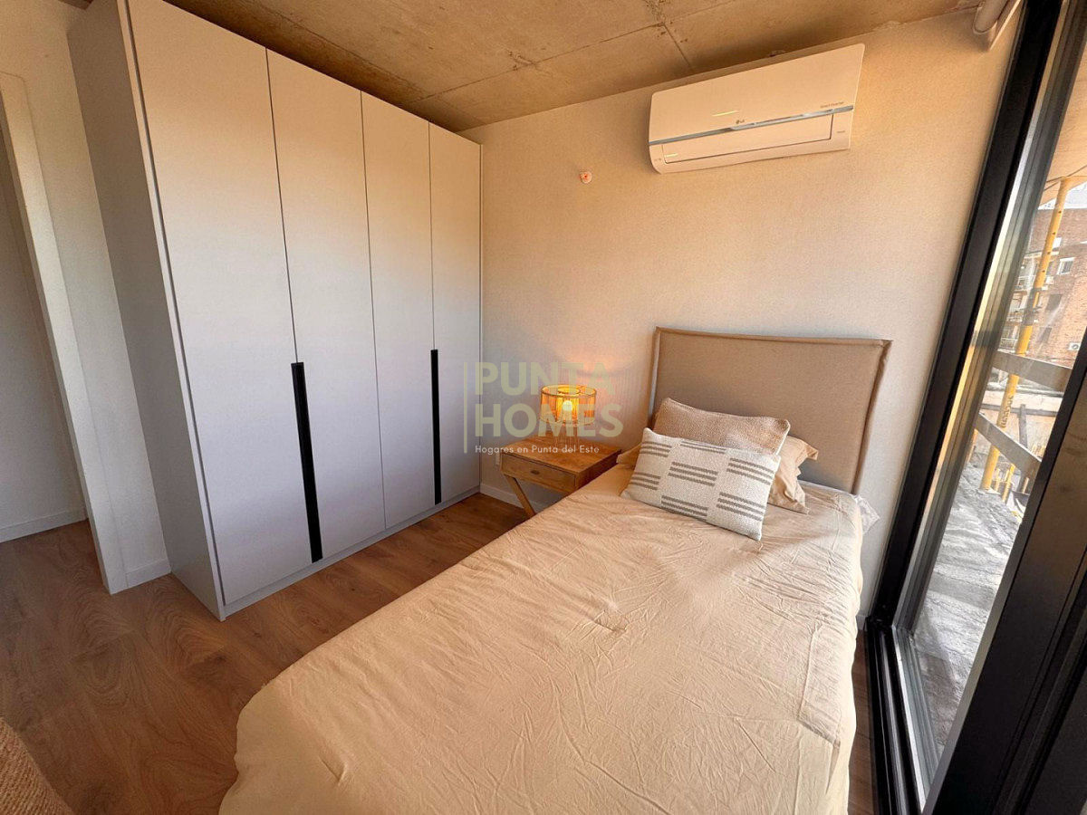 Apartamento ID.3935 - Venta de departamento de 2 dormitorios y 2 baños en REVENTA, Torres del Este, Punta del Este.