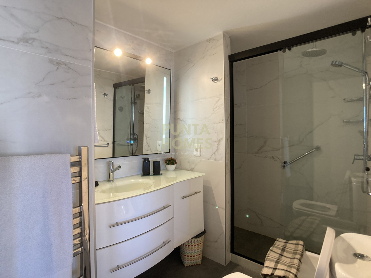 Apartamento ID.3838 - Venta Luminoso apartamento en Peninsula, Punta del Este.
