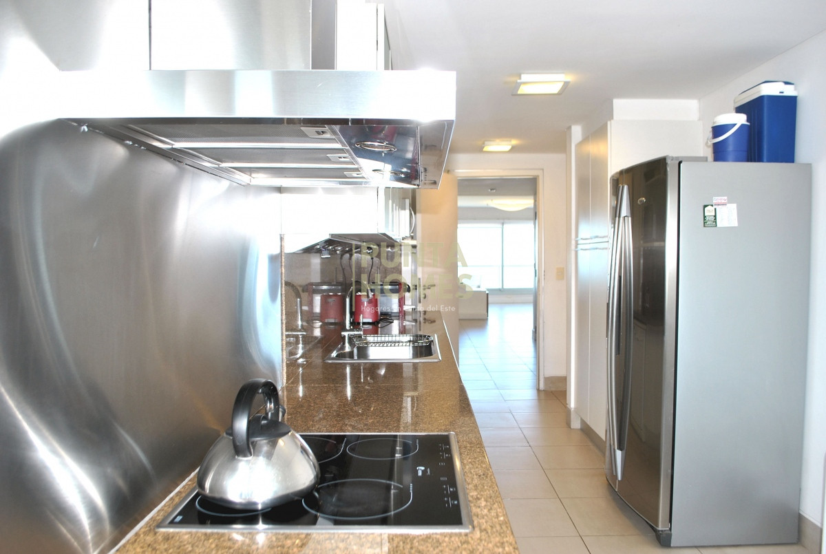 Apartamento ID.1847 - Venta de Apartamento de 4 dormitorios frente al mar en Punta del Este.