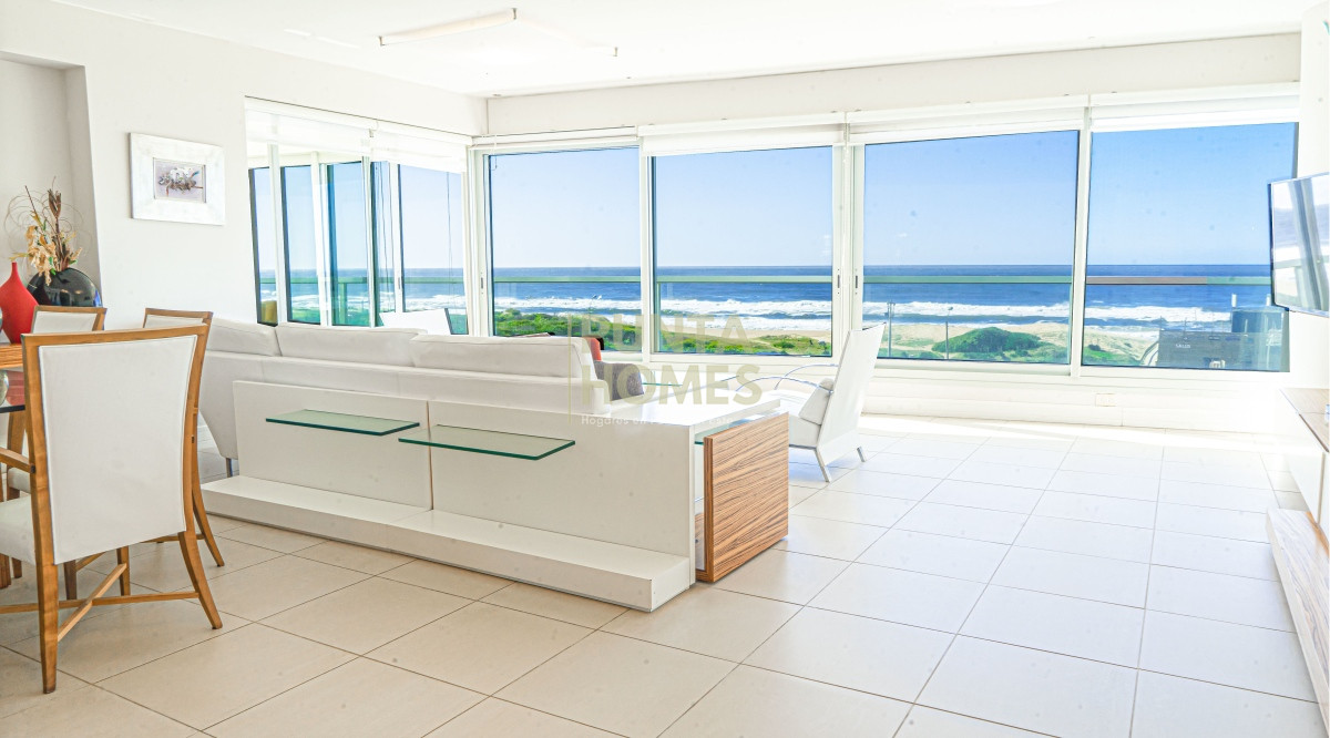 Apartamento ID.1847 - Venta de Apartamento de 4 dormitorios frente al mar en Punta del Este.