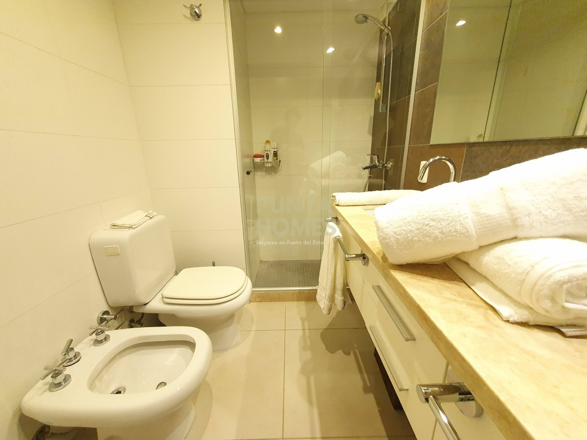 Apartamento ID.1488 - Venta de Apartamento Dúplex de 4 dormitorios en SUITE en Pinares, Playa Mansa, Punta del Este.