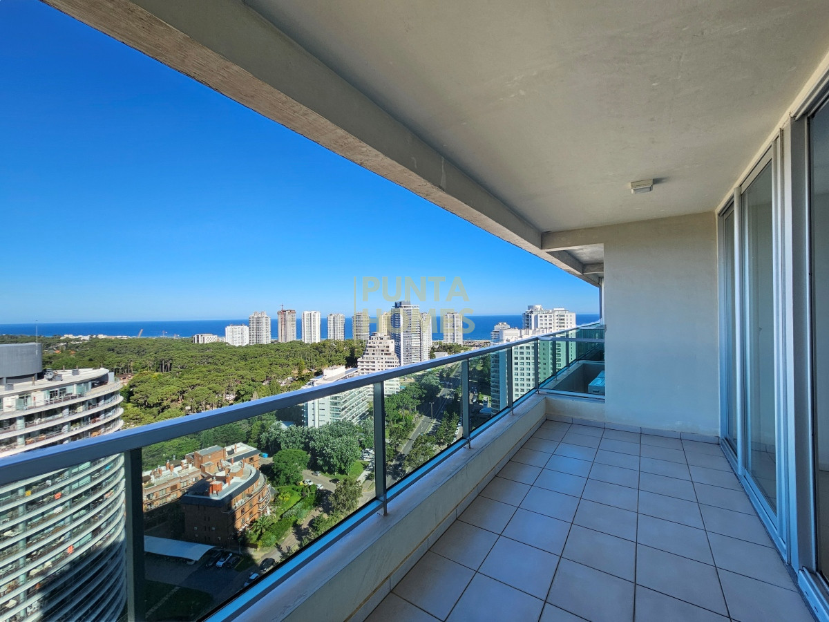 Apartamento ID.3796 - Venta de departamento de 3 dormitorios en Punta del Este.