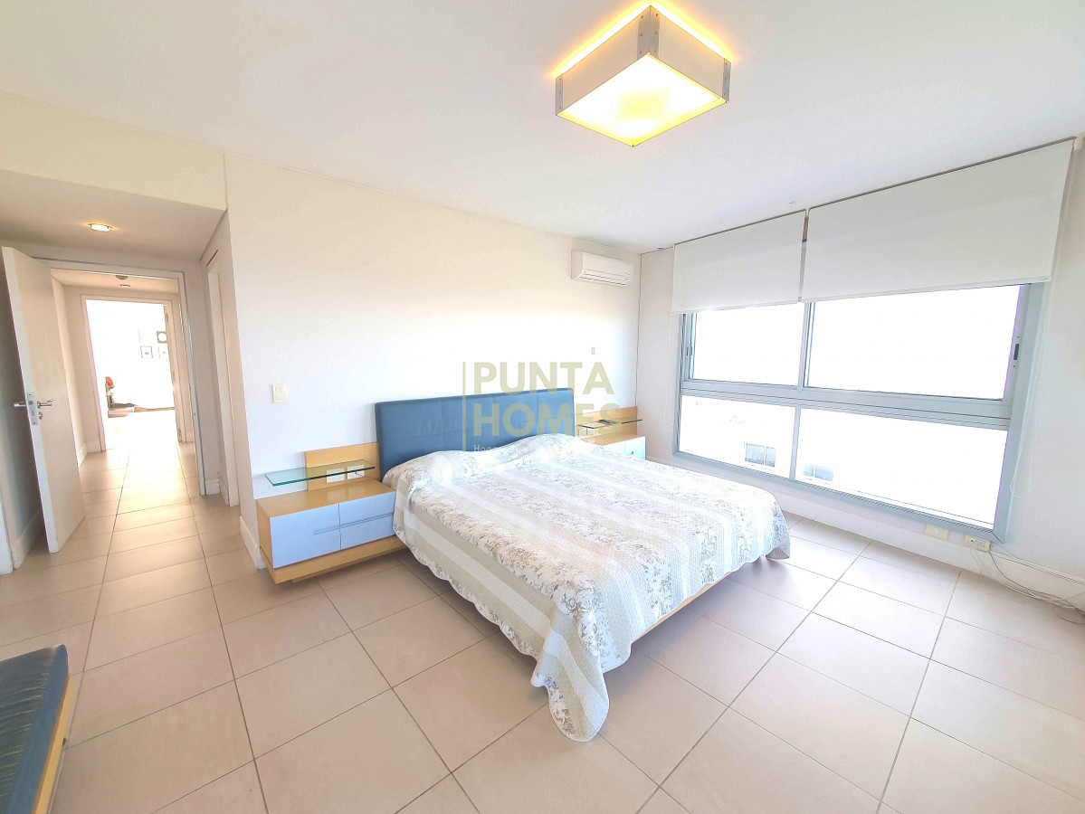 Apartamento ID.1847 - Venta de Apartamento de 4 dormitorios frente al mar en Punta del Este.