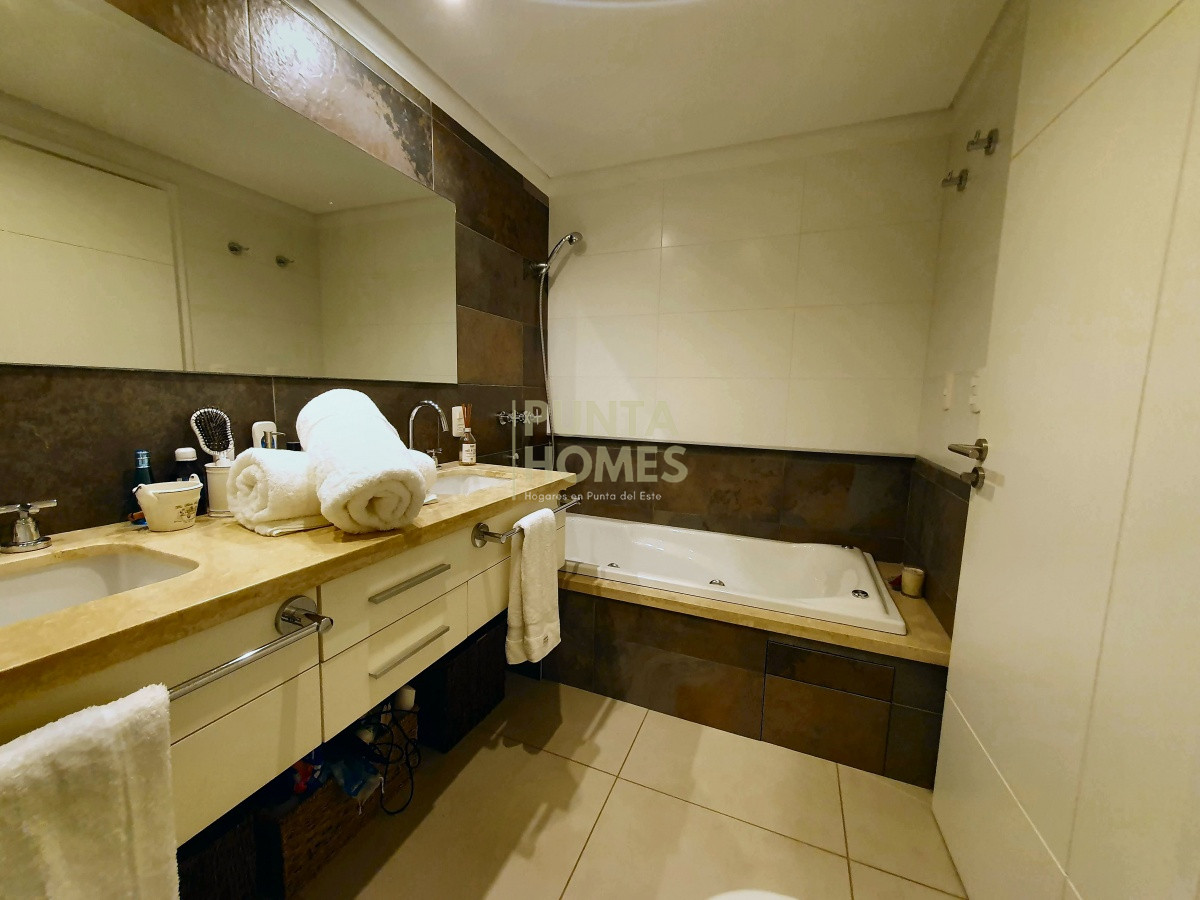 Apartamento ID.1488 - Venta de Apartamento Dúplex de 4 dormitorios en SUITE en Pinares, Playa Mansa, Punta del Este.