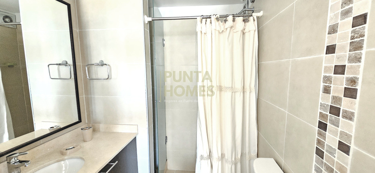Apartamento ID.3911 - Venta amplio apartamento 3 dormitorios con vista a playa Mansa, Punta del Este.