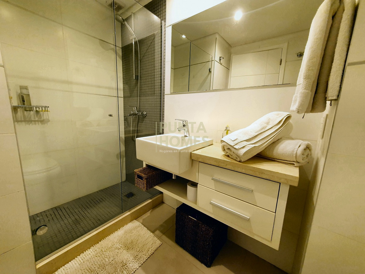 Apartamento ID.1488 - Venta de Apartamento Dúplex de 4 dormitorios en SUITE en Pinares, Playa Mansa, Punta del Este.