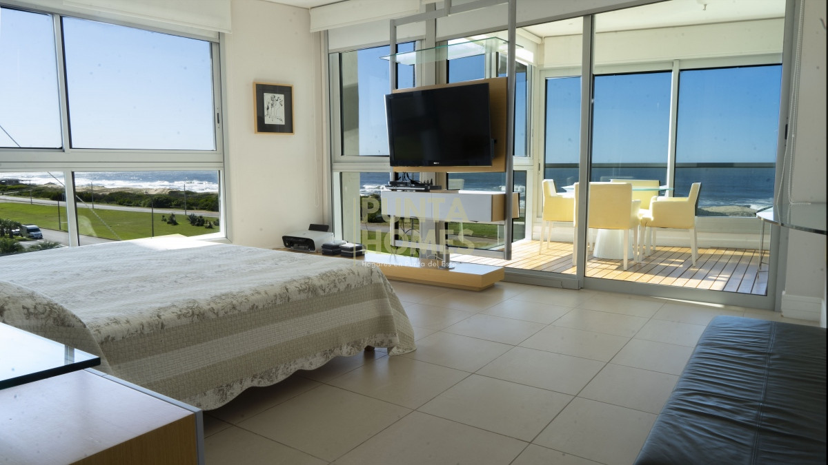 Apartamento ID.1847 - Venta de Apartamento de 4 dormitorios frente al mar en Punta del Este.