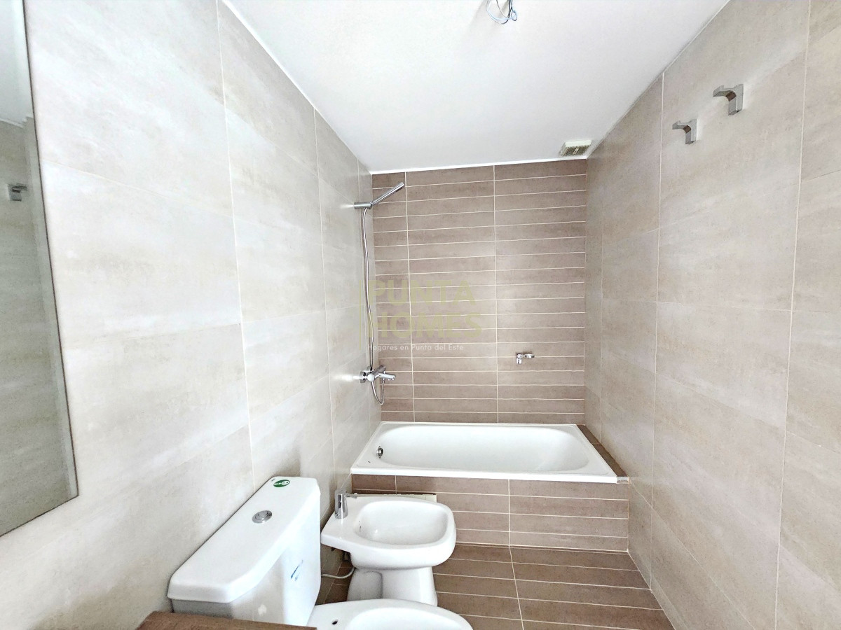Apartamento ID.3796 - Venta de departamento de 3 dormitorios en Punta del Este.