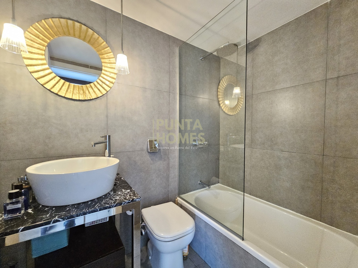 Apartamento ID.3784 - Venta de apartamento  de 1 dormitorio y medio en Edificio Yoo, Punta del Este.