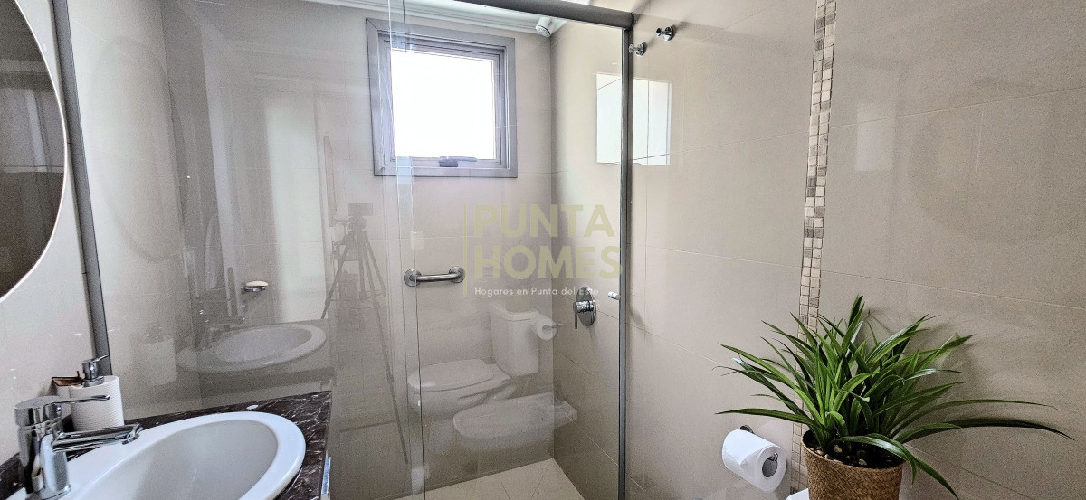 Apartamento ID.3802 - Venta de hermoso departamento de 2 dormitorios en Punta del Este.