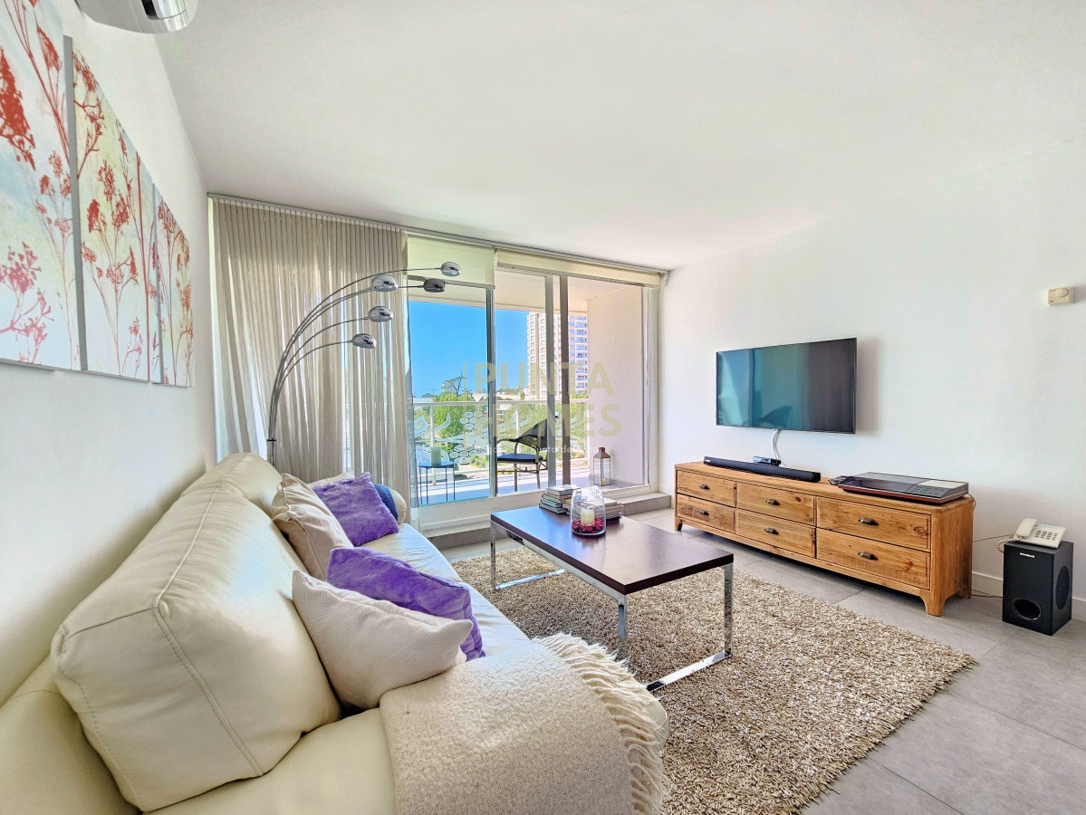 Apartamento ID.3784 - Venta de apartamento  de 1 dormitorio y medio en Edificio Yoo, Punta del Este.