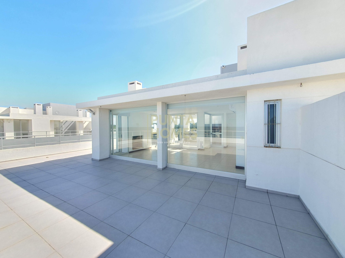 Apartamento ID.1626 - Venta de Penthouse Dúplex de 4 dormitorios en suite, frente al Mar en Punta del Este.