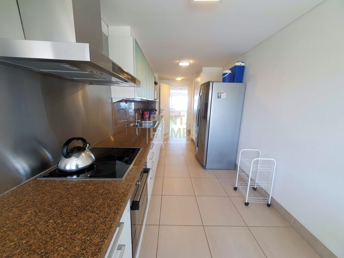 Apartamento ID.1847 - Venta de Apartamento de 4 dormitorios frente al mar en Punta del Este.