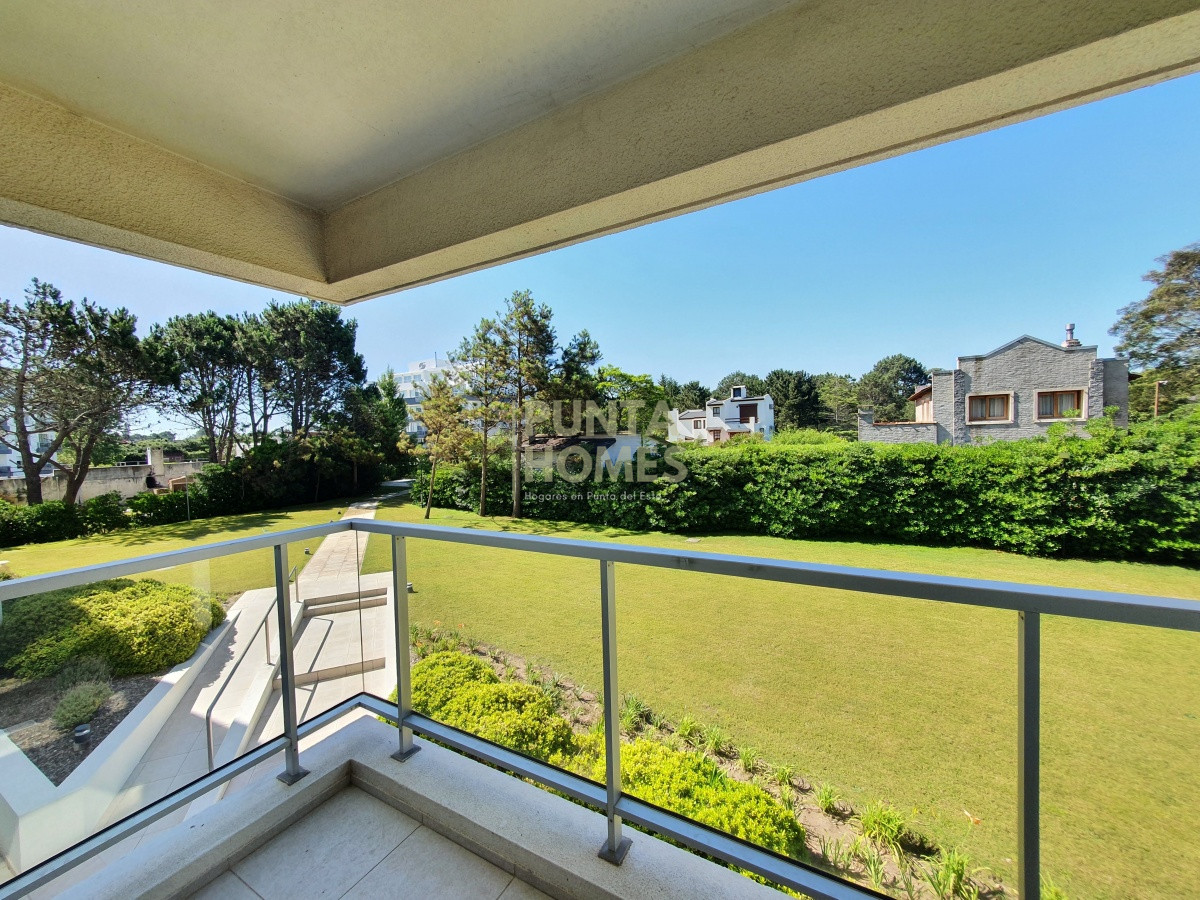 Apartamento ID.1488 - Venta de Apartamento Dúplex de 4 dormitorios en SUITE en Pinares, Playa Mansa, Punta del Este.