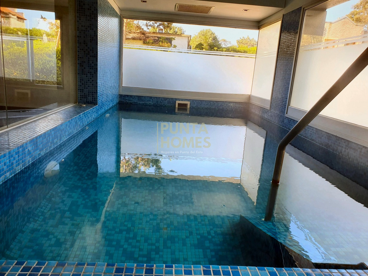Apartamento ID.1488 - Venta de Apartamento Dúplex de 4 dormitorios en SUITE en Pinares, Playa Mansa, Punta del Este.