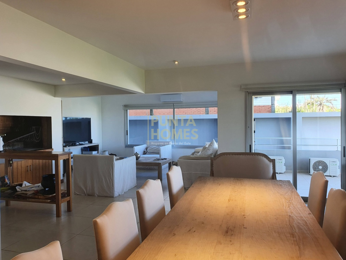 Apartamento ID.1488 - Venta de Apartamento Dúplex de 4 dormitorios en SUITE en Pinares, Playa Mansa, Punta del Este.