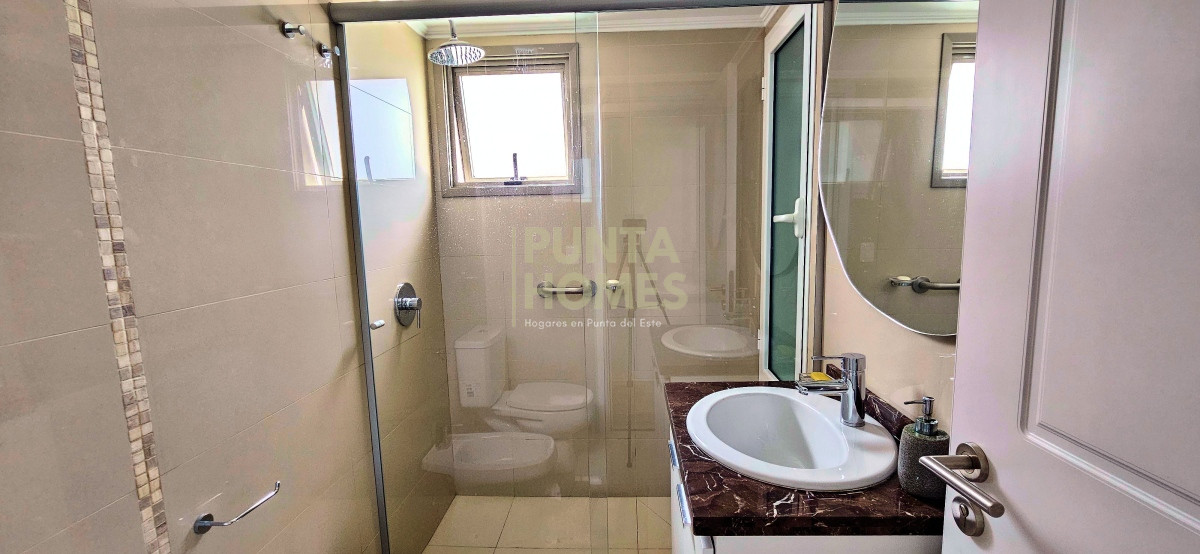 Apartamento ID.3802 - Venta de hermoso departamento de 2 dormitorios en Punta del Este.