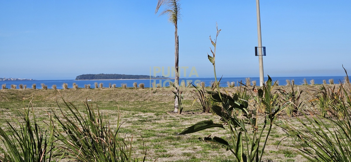 Apartamento ID.3812 - Venta departamento de 2 dormitorios y 2 baños frente al mar en Punta del Este