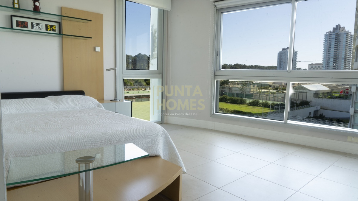 Apartamento ID.1847 - Venta de Apartamento de 4 dormitorios frente al mar en Punta del Este.