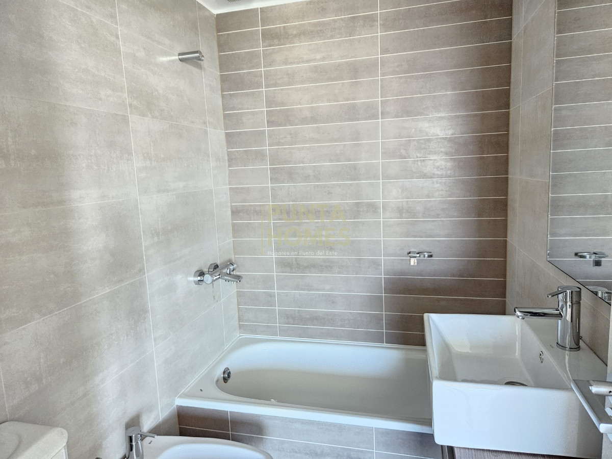Apartamento ID.3797 - Venta de Apartamento de 3 dormitorios en Roosevelt, a metros del mar en Península.