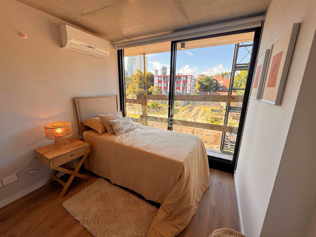 Apartamento ID.3935 - Venta de departamento de 2 dormitorios y 2 baños en REVENTA, Torres del Este, Punta del Este.