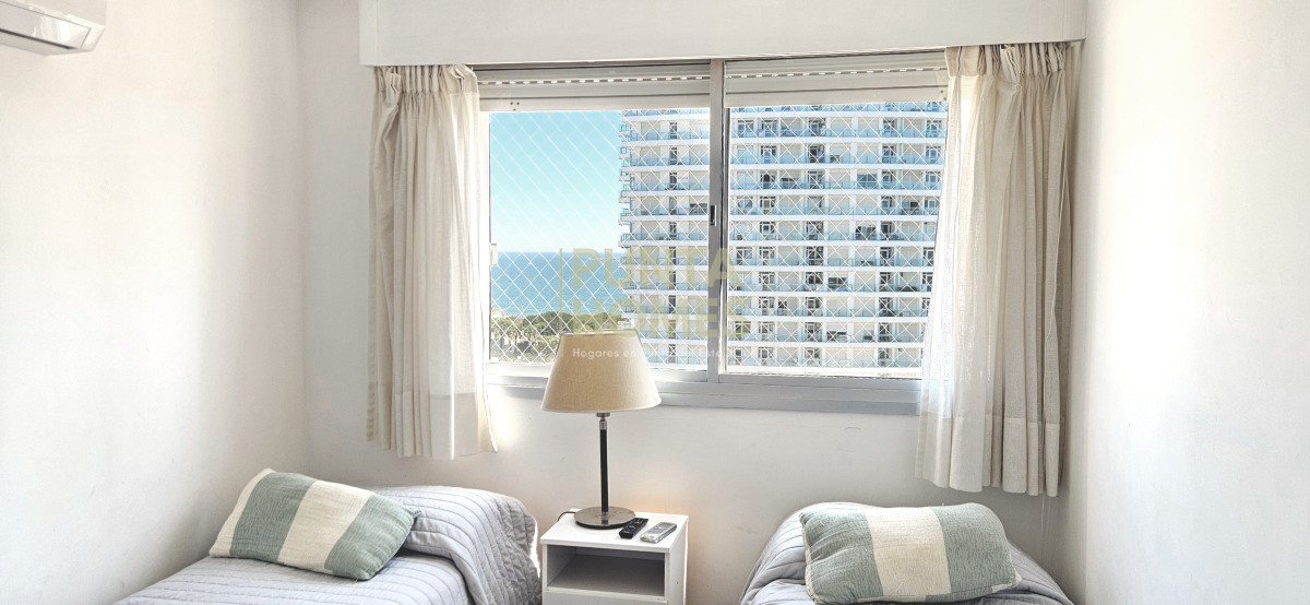 Apartamento ID.3911 - Venta amplio apartamento 3 dormitorios con vista a playa Mansa, Punta del Este.