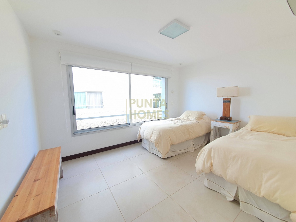 Apartamento ID.1488 - Venta de Apartamento Dúplex de 4 dormitorios en SUITE en Pinares, Playa Mansa, Punta del Este.