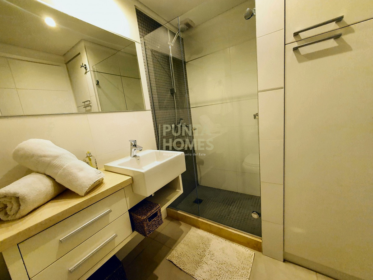 Apartamento ID.1488 - Venta de Apartamento Dúplex de 4 dormitorios en SUITE en Pinares, Playa Mansa, Punta del Este.
