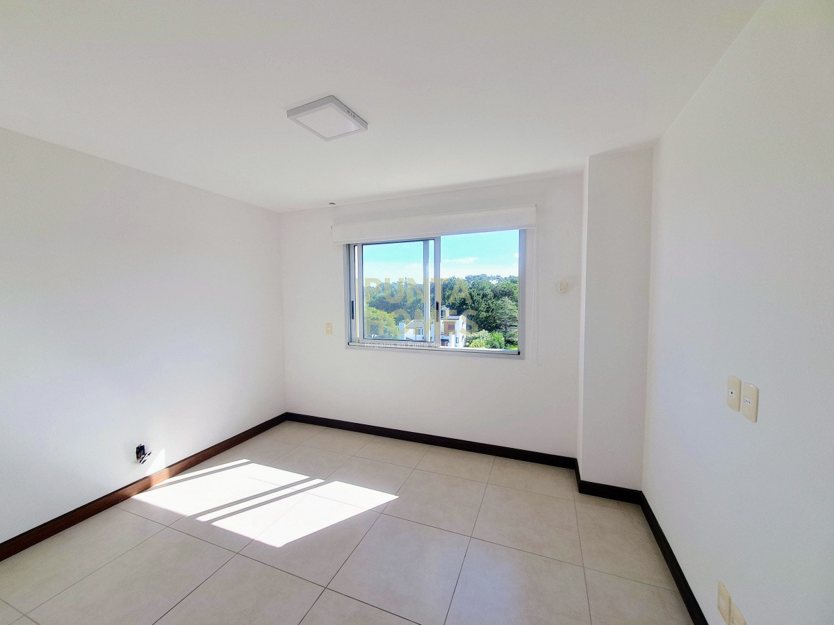 Apartamento ID.1626 - Venta de Penthouse Dúplex de 4 dormitorios en suite, frente al Mar en Punta del Este.