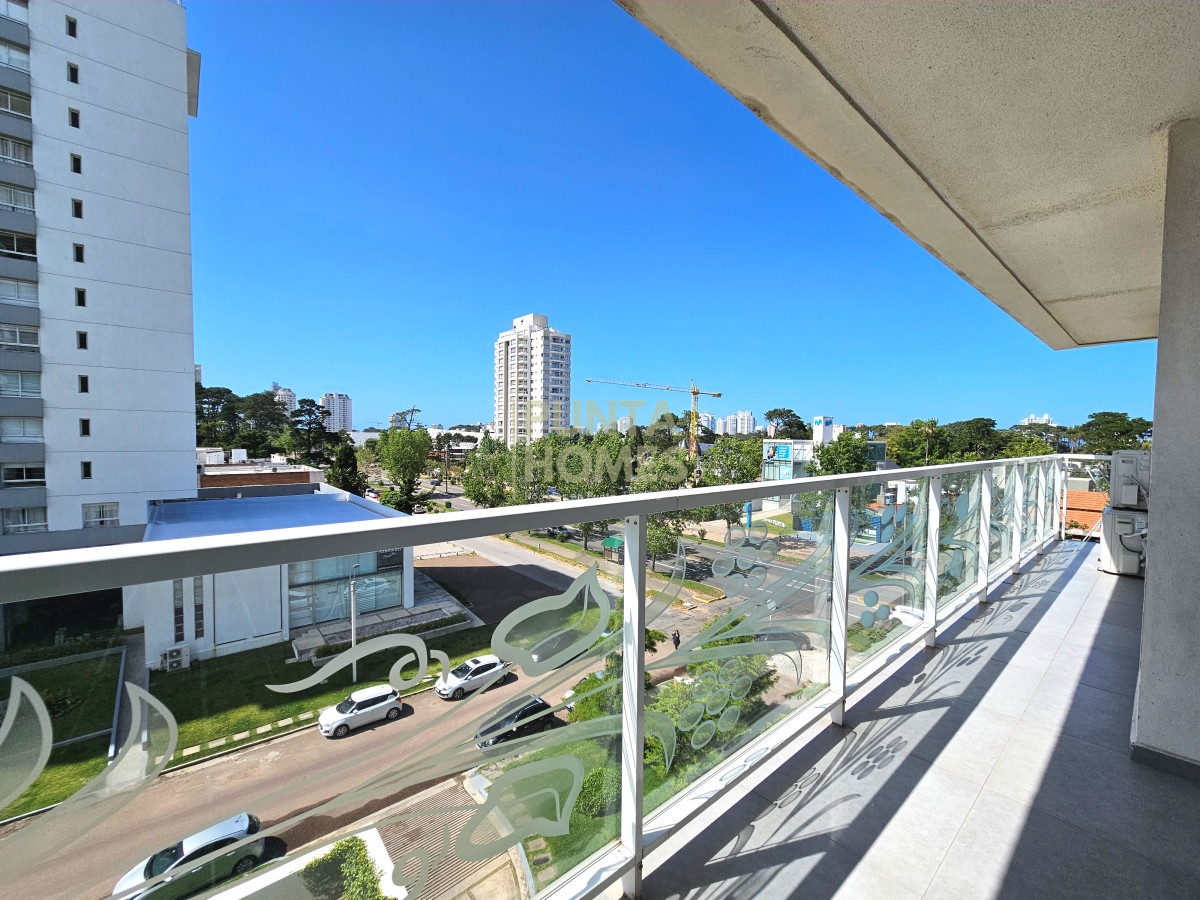 Apartamento ID.3784 - Venta de apartamento  de 1 dormitorio y medio en Edificio Yoo, Punta del Este.