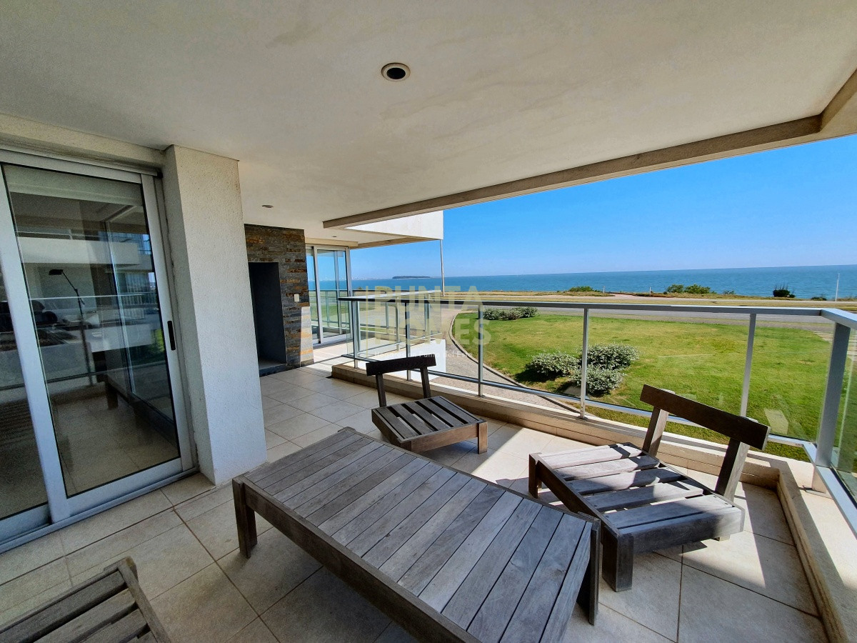 Apartamento ID.1488 - Venta de Apartamento Dúplex de 4 dormitorios en SUITE en Pinares, Playa Mansa, Punta del Este.