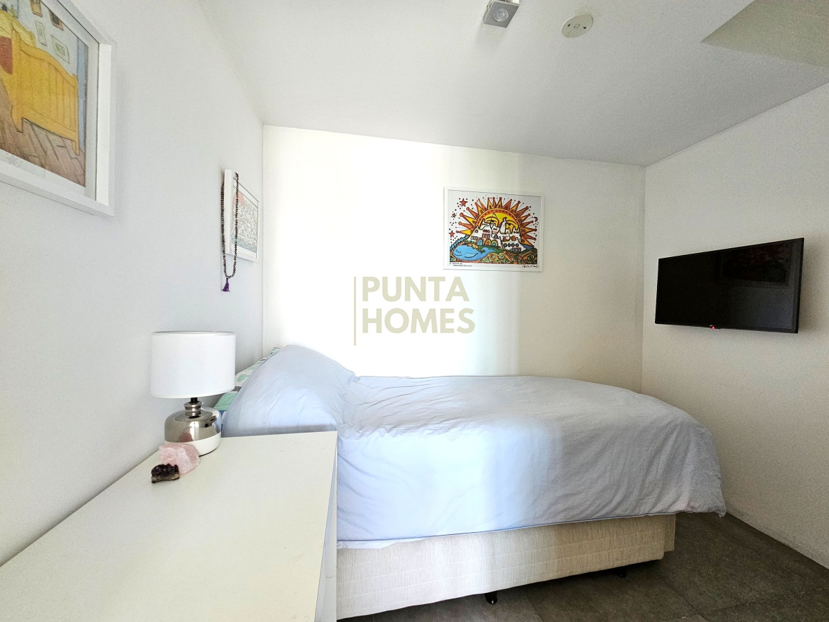 Apartamento ID.3784 - Venta de apartamento  de 1 dormitorio y medio en Edificio Yoo, Punta del Este.