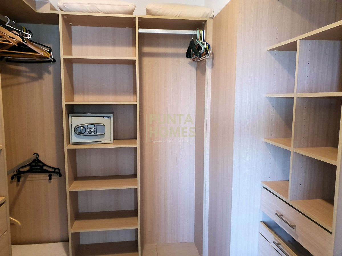 Apartamento ID.1847 - Venta de Apartamento de 4 dormitorios frente al mar en Punta del Este.