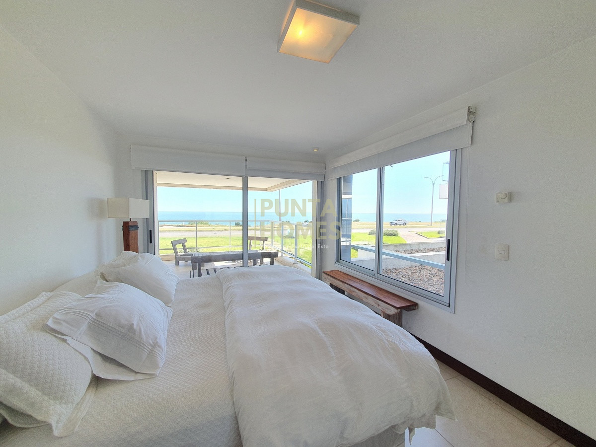 Apartamento ID.1488 - Venta de Apartamento Dúplex de 4 dormitorios en SUITE en Pinares, Playa Mansa, Punta del Este.
