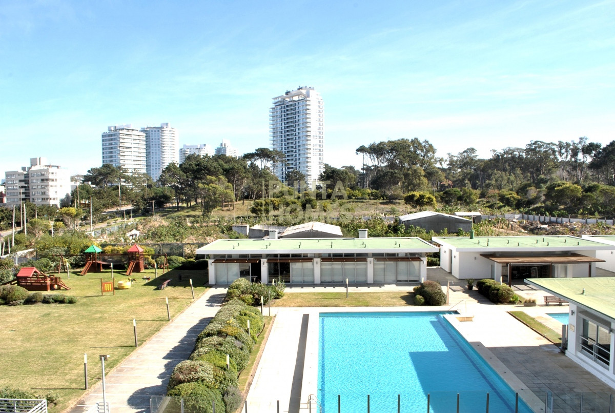 Apartamento ID.1847 - Venta de Apartamento de 4 dormitorios frente al mar en Punta del Este.