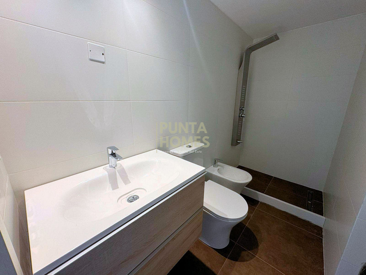 Apartamento ID.3935 - Venta de departamento de 2 dormitorios y 2 baños en REVENTA, Torres del Este, Punta del Este.