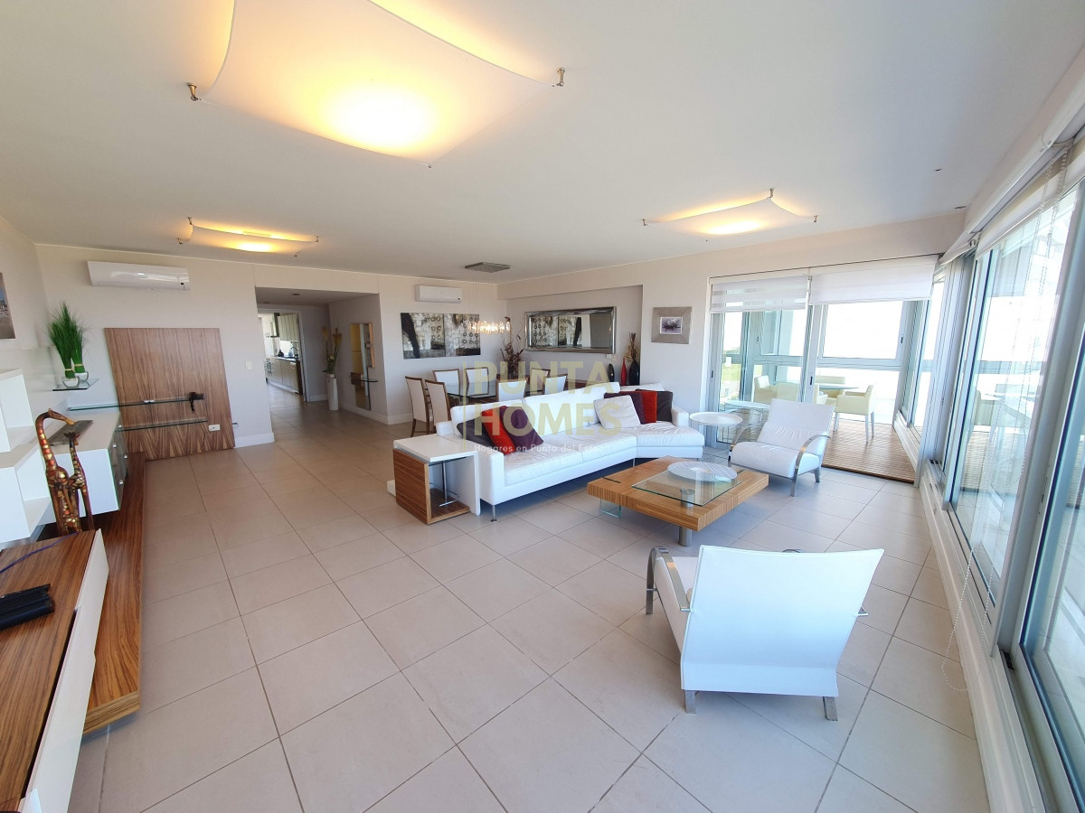 Apartamento ID.1847 - Venta de Apartamento de 4 dormitorios frente al mar en Punta del Este.