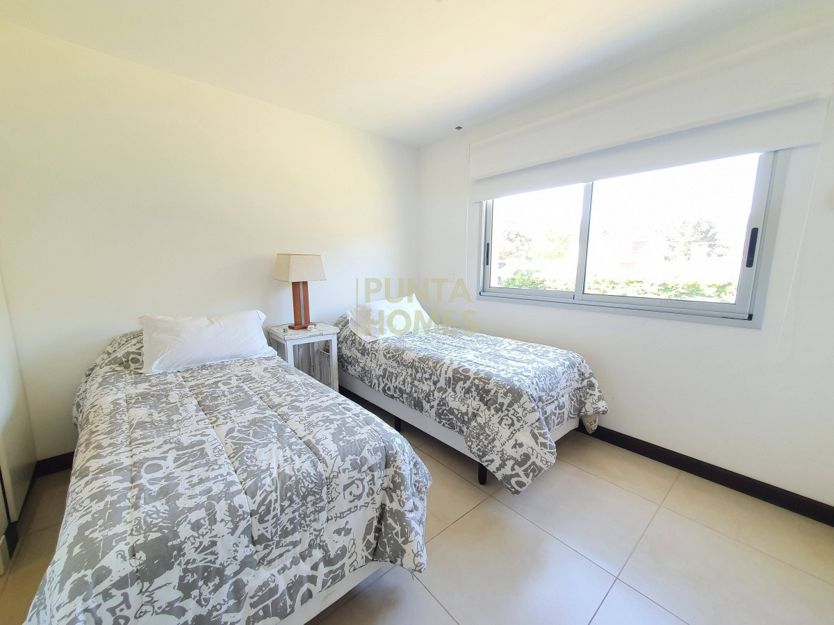 Apartamento ID.1488 - Venta de Apartamento Dúplex de 4 dormitorios en SUITE en Pinares, Playa Mansa, Punta del Este.