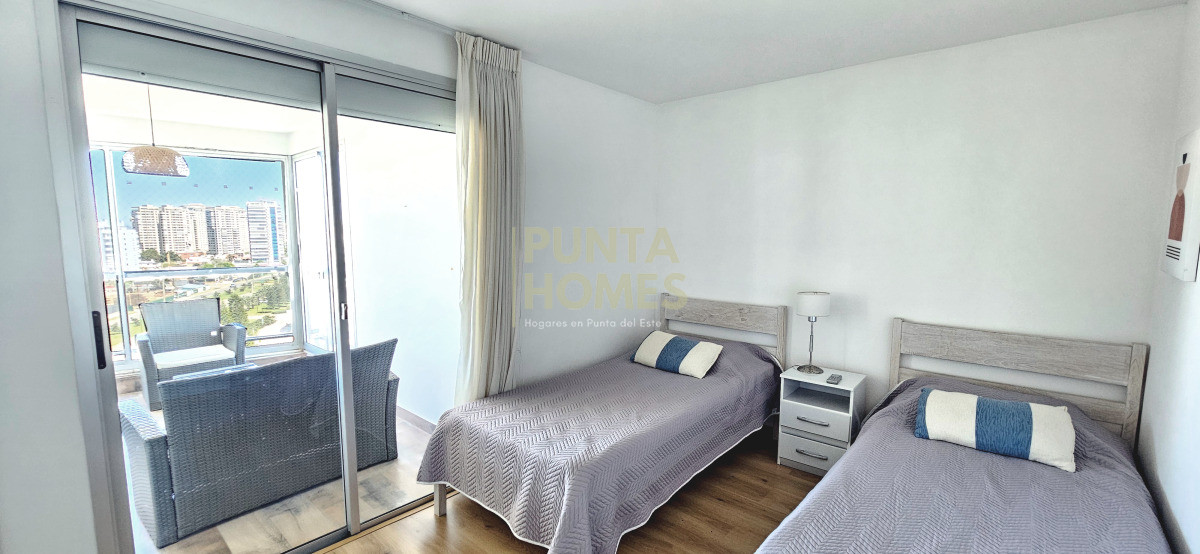 Apartamento ID.3911 - Venta amplio apartamento 3 dormitorios con vista a playa Mansa, Punta del Este.